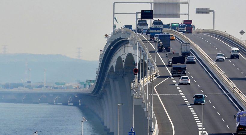 遠くの車が行き交うアクアマリン